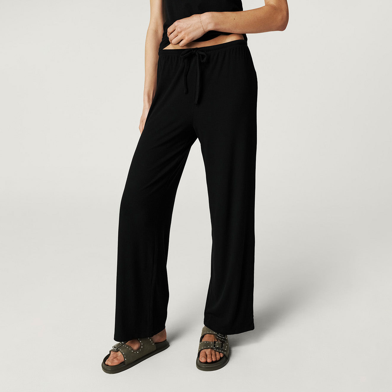 POSHPEANUT2025-PP-AD156-BLK-LIFESTYLE-3