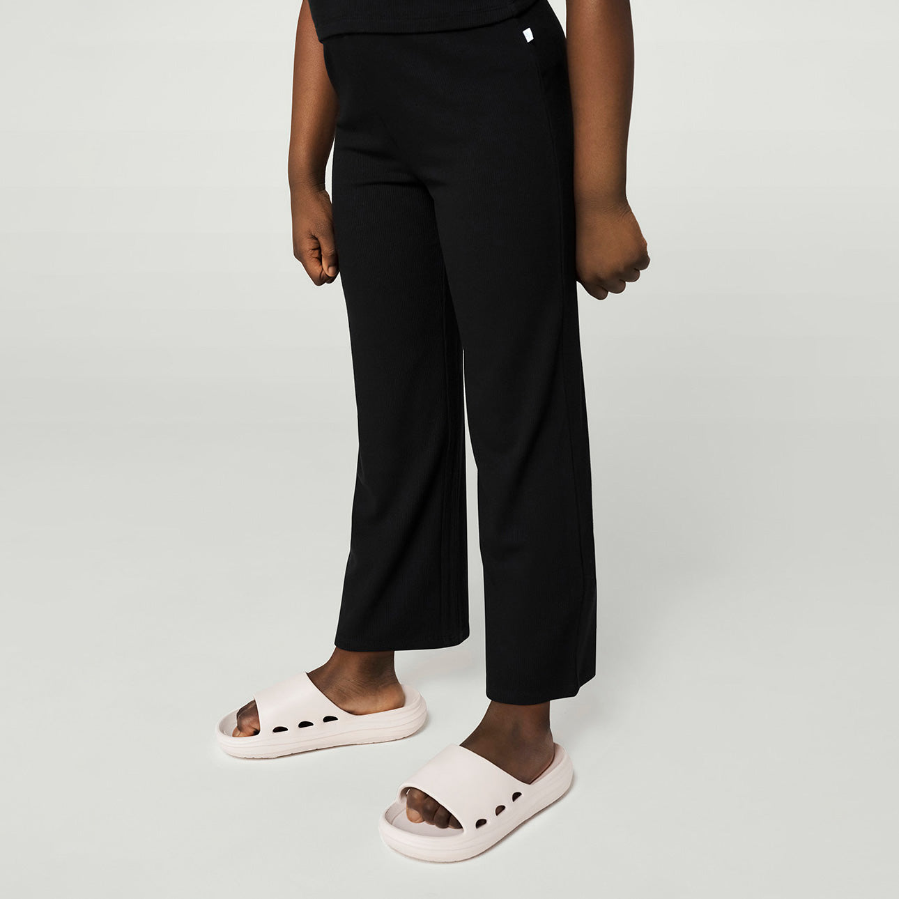 POSHPEANUT2025-PP-BT096-BLK-LIFESTYLE-3