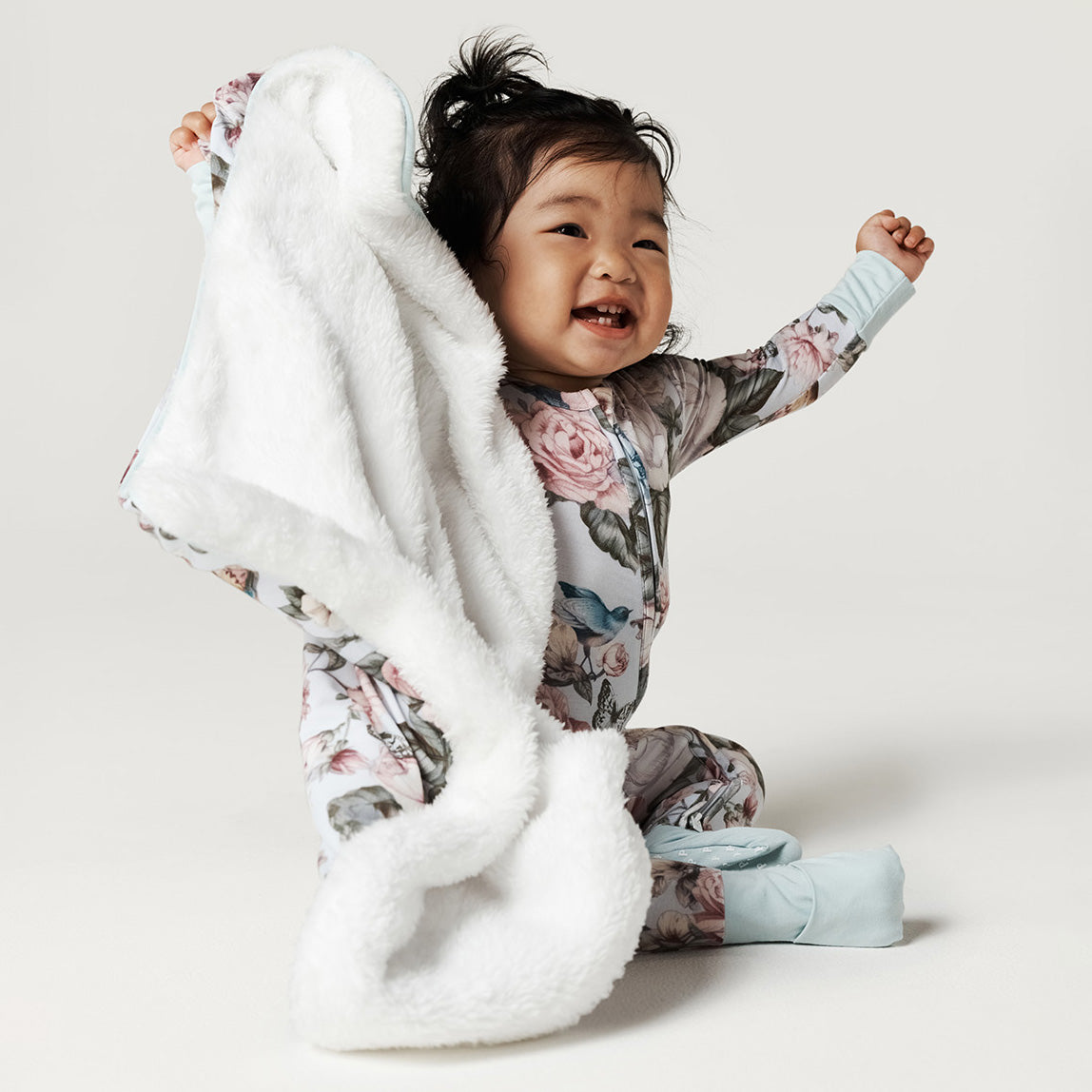 POSHPEANUT2025-PP-OP016-ARM-LIFESTYLE-4